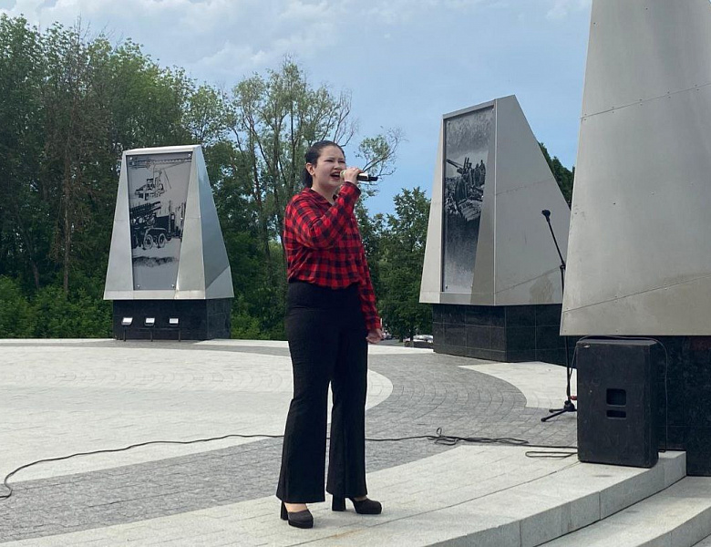 ПОЁМ ТЕБЕ, ГОРОД ТРУДОВОЙ ДОБЛЕСТИ!