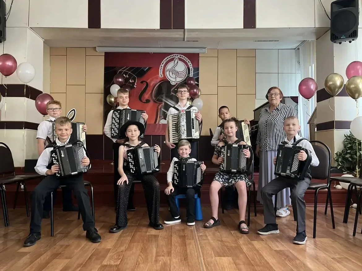 УЧИМСЯ ИГРАТЬ В АНСАМБЛЕ