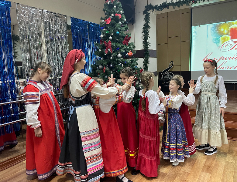 В НАШЕЙ ГОРНИЦЕ ВЕСЕЛЬЕ