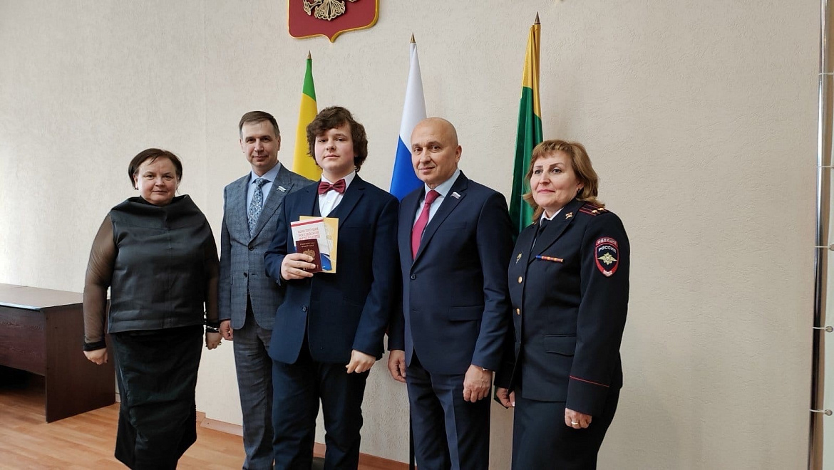 ЦЕРЕМОНИЯ ВРУЧЕНИЯ ПАСПОРТОВ В ГОРОДСКОЙ ДУМЕ