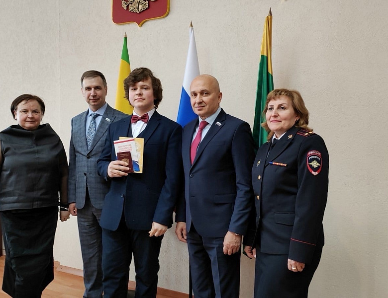 ЦЕРЕМОНИЯ ВРУЧЕНИЯ ПАСПОРТОВ В ГОРОДСКОЙ ДУМЕ